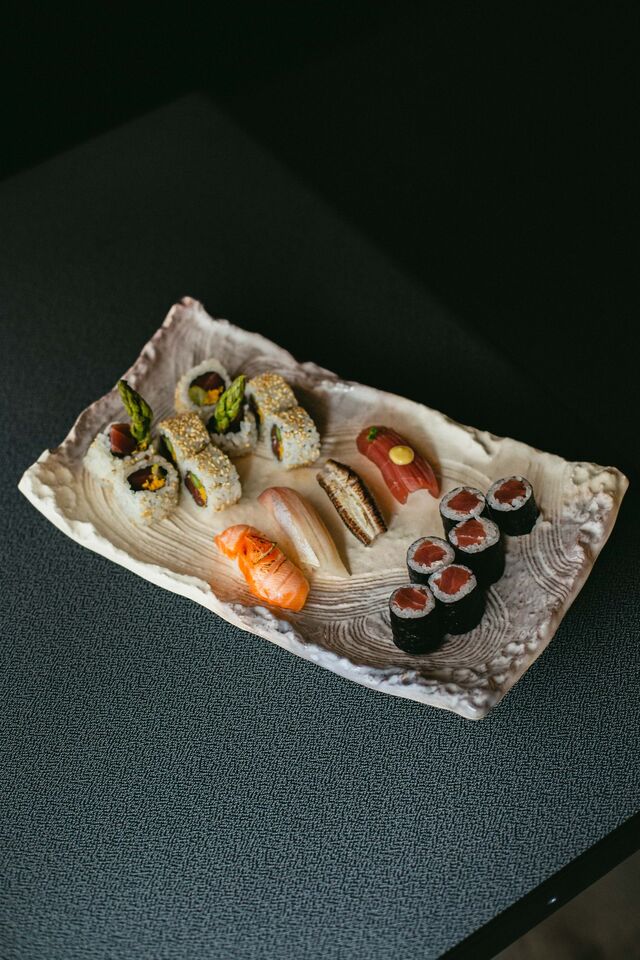 No menu cru, podemos optar pelo Chirachi Kabuki, em que o arroz shari é coberto por sashimi de vários peixes, ou pelo Kabuki sushi, com nigiris, urumakis e hosomakis.