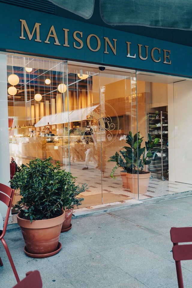 No centro comercial Amoreiras Plaza, em plena Lisboa frenética, surge um lugar que convida à calmaria e ao deleite, seja para um café da manhã, uma pausa a meio do dia ou um lanche maior.