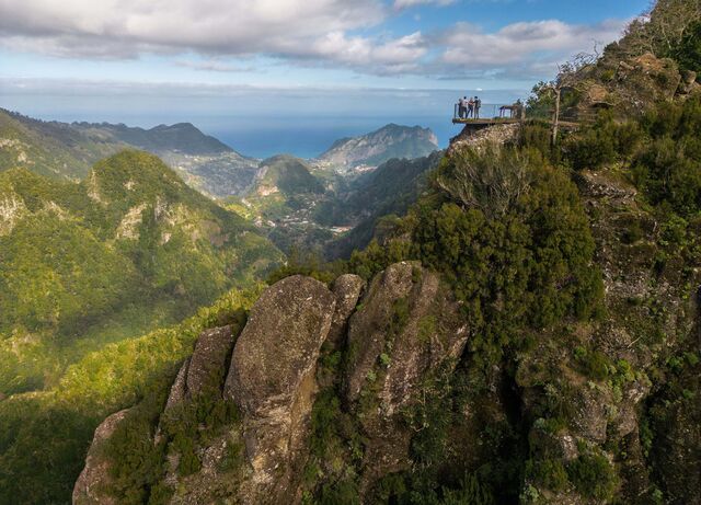 O Miradouro dos Balcões situa-se no final da Vereda dos Balcões. Com início no Ribeiro Frio, este pequeno trilho acompanha a Levada da Serra do Faial dando acesso ao Miradouro dos Balcões.