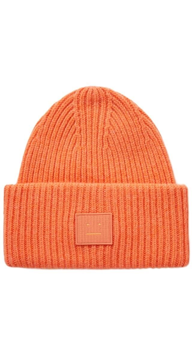 Gorro em lã, €160, Acne Studios.