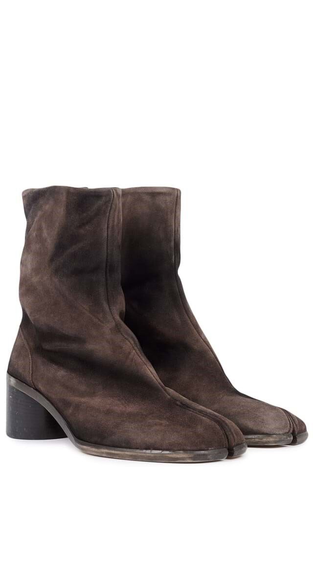 Botins Tabi em camurça com salto de 6cm, €1190, Maison Margiela.