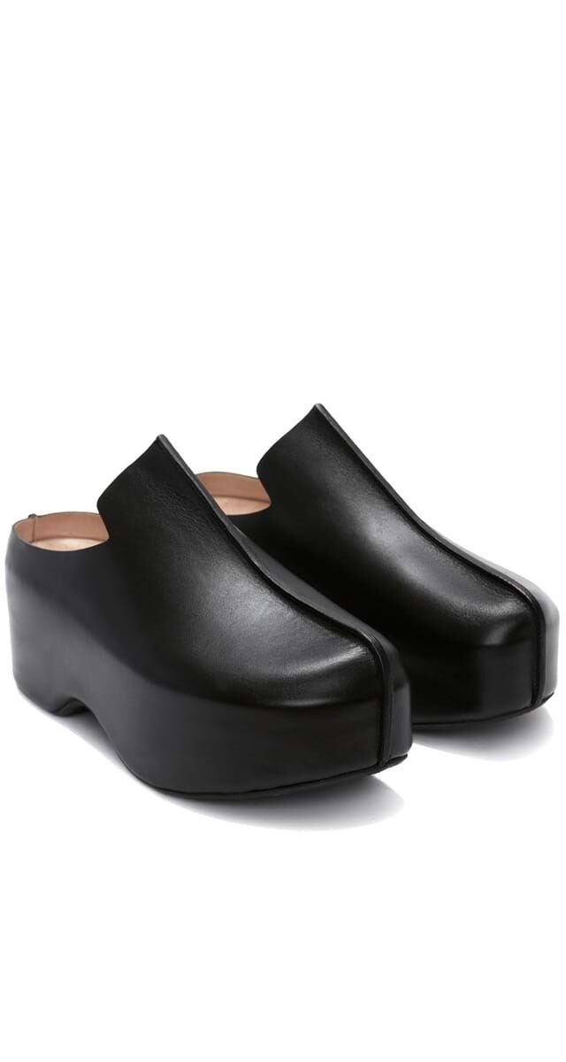 Chinelos em pele com plataforma, €645, JW Anderson.