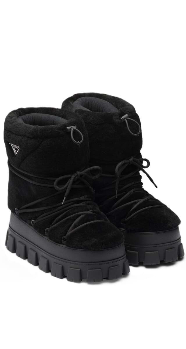 Botas après ski com carneira, €1380, Prada.