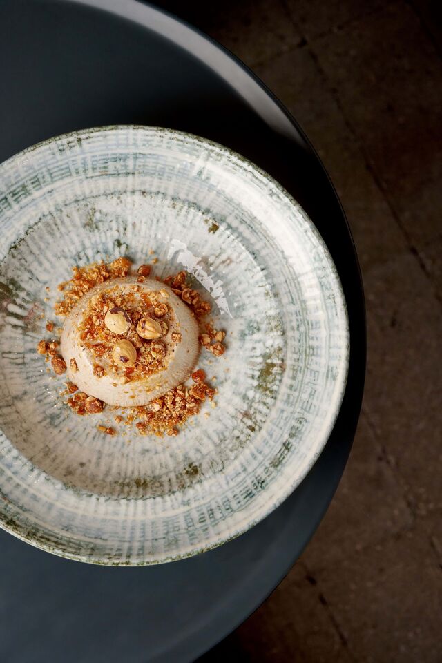Panna cotta alla nocciola com crumble de avelã caramelizada.