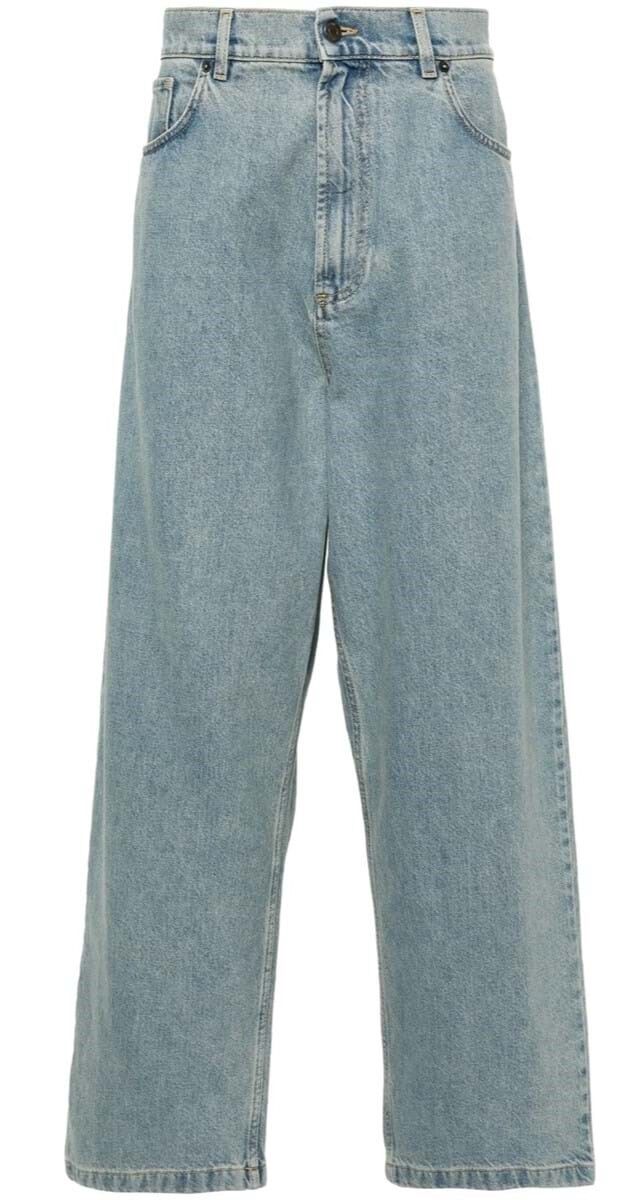 Calças wide-leg em ganga, €350, Moschino.