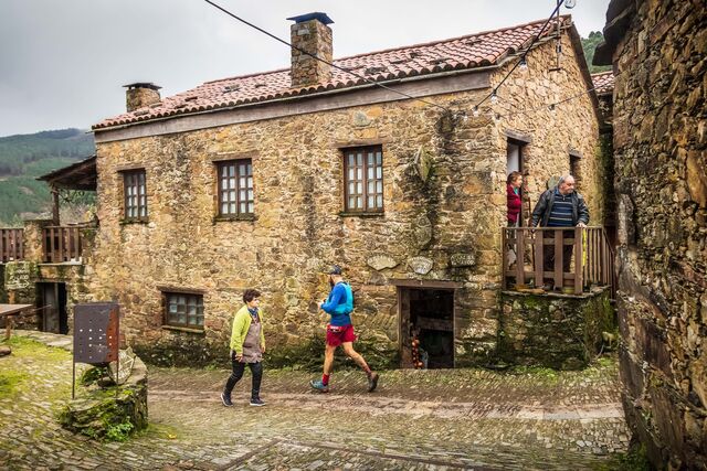 Tem início no centro da típica aldeia de xisto do Gondramaz, onde o caminho começa por descer a encosta.