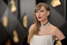 Será que Taylor Swift acabou de lançar a moda dos relógios ao pescoço?