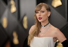 Será que Taylor Swift acabou de lançar a moda dos relógios ao pescoço?