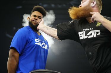 Campeonato de chapadas: o novo desporto americano