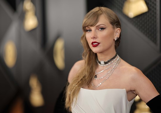 Será que Taylor Swift acabou de lançar a moda dos relógios ao pescoço?