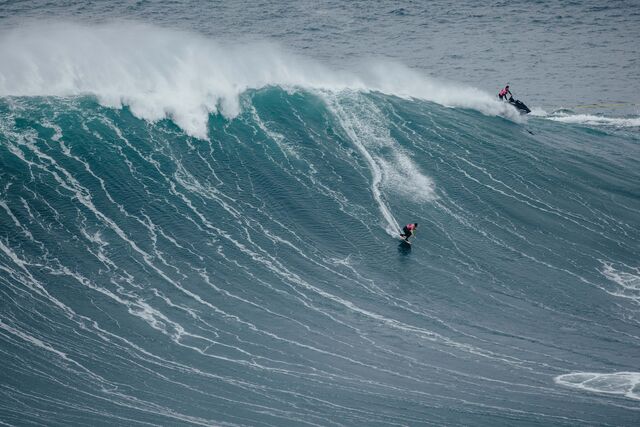 Na prova da Nazaré, tivemos quatro surfistas nacionais − António Laureano, que fez equipa com Maya Gabeira, António Silva, João de Macedo e Nic Von Rupp − e todos cresceram a surfar na Praia Grande, em Sintra. Por isso, quem se quiser dedicar à grandes ondas já sabe por onde começar.