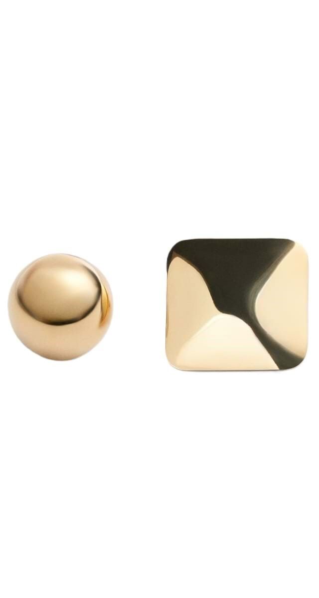 Brincos Les Sculptures em metal, €290, Jacquemus.