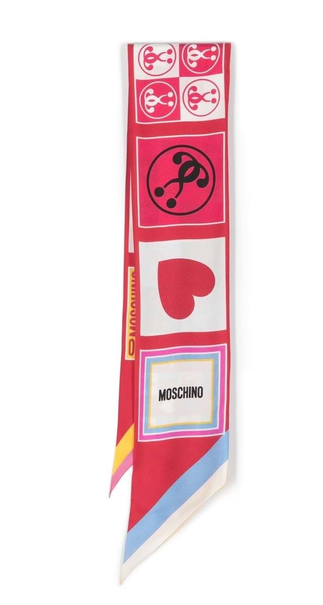 Echarpe em seda estampada, €80, Moschino.