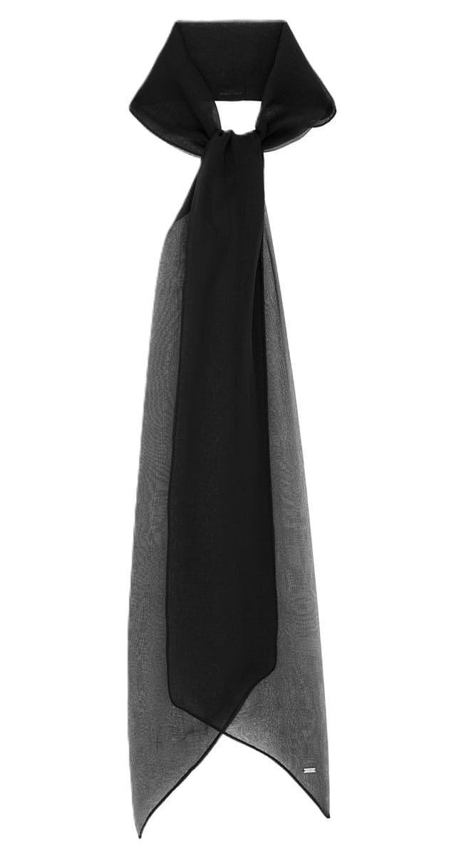 Echarpe em musseline de seda, €450, Saint Laurent.