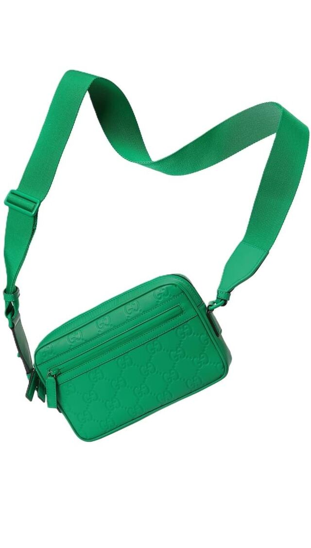 Carteira GG Crossbody em pele gravada, €1600, Gucci.