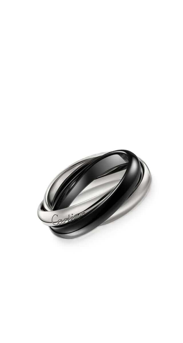 Anel Classic Trinity em ouro branco e cerâmica, €2060, Cartier. 