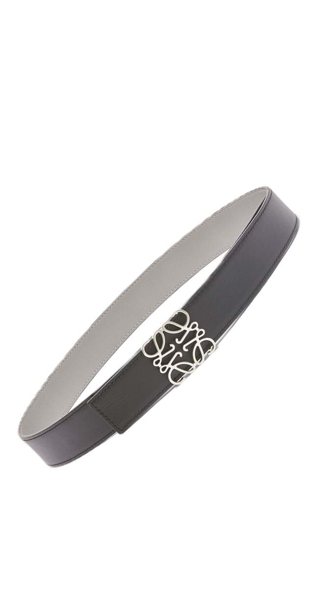Cinto Anagram reversível em camurça, €390, Loewe.