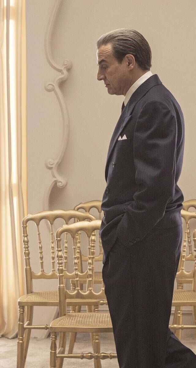 Alberto San Juan como Cristóbal Balenciaga na serie homonima da Disney+.