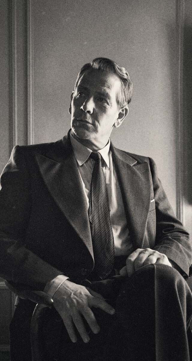 Ben Mendelsohn como Christian Dior na serie `The New Look´.