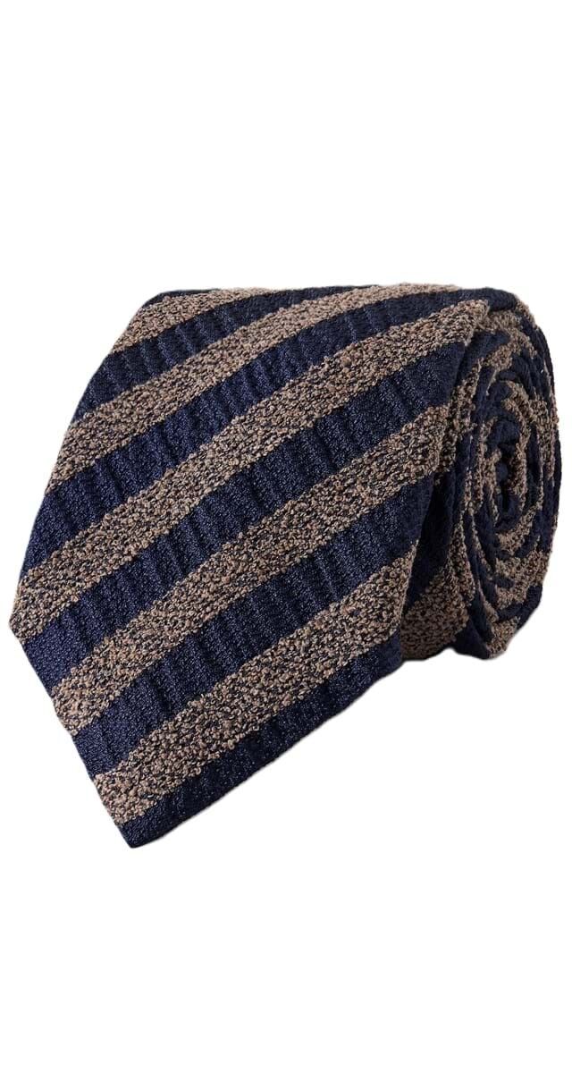 Gravata em bouclé de seda, €125, Canali.