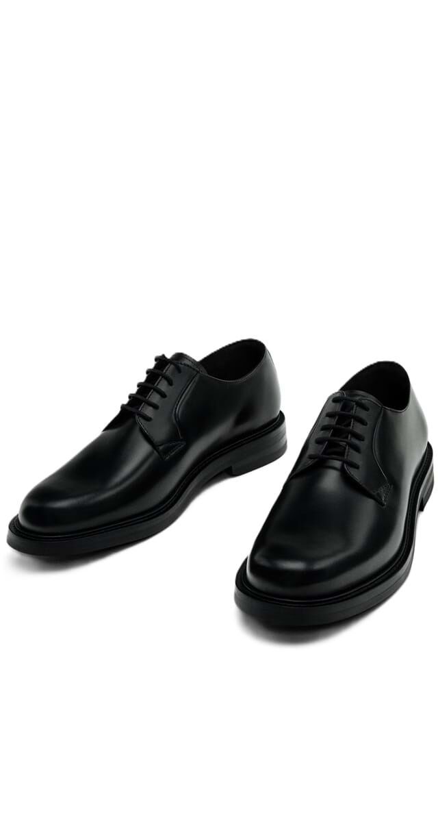 Sapatos em pele, €129, Massimo Duutti.