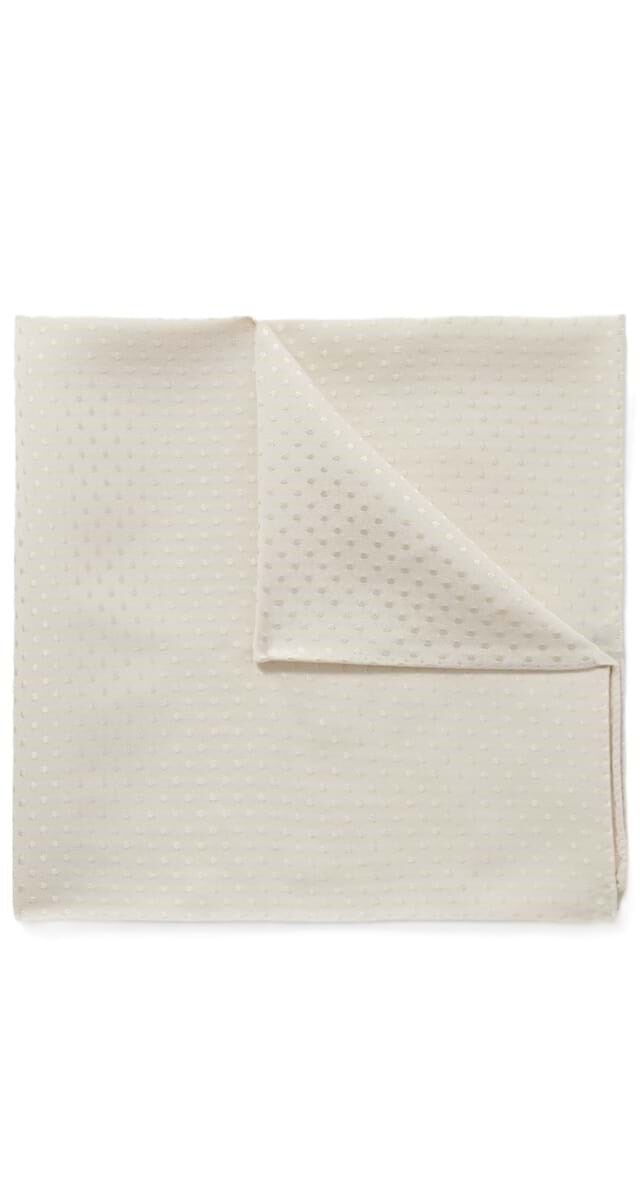 Lenço de bolso em seda, €180, Tom Ford.