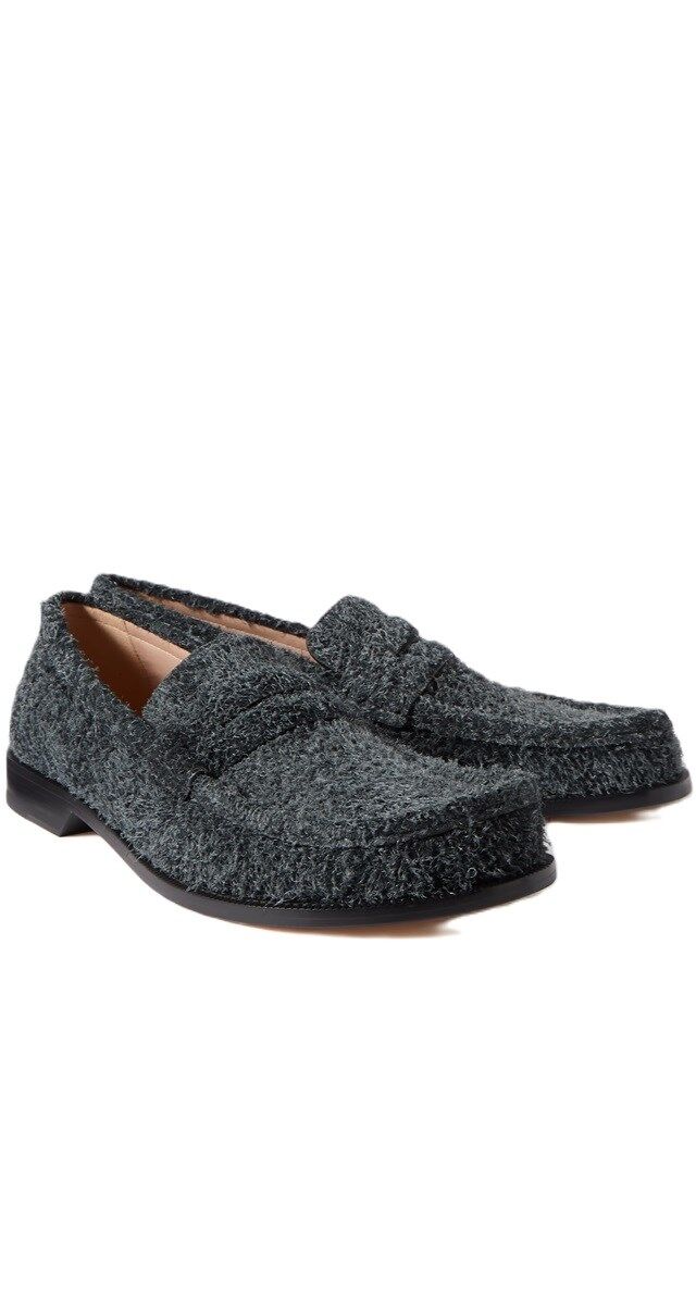 Mocassins em camurça escovada, €950, Loewe.