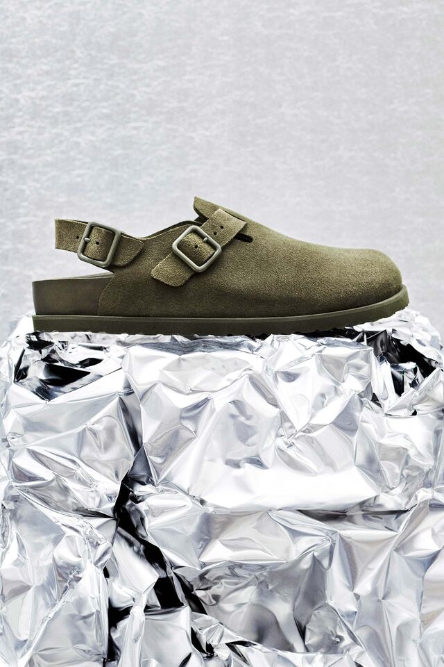 Modelo Tokio em suede green, €420.