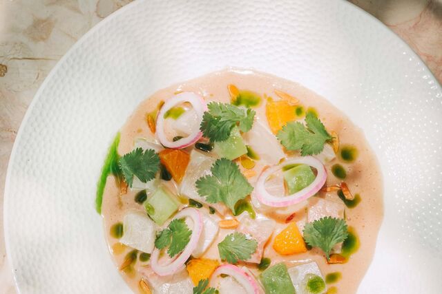 Ceviche de lírio com laranja e amêndoa (€19,50).