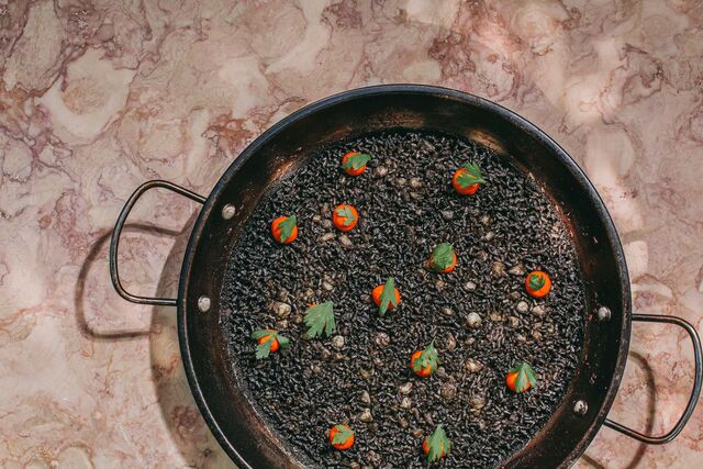 Arroz negro de choco (€40).