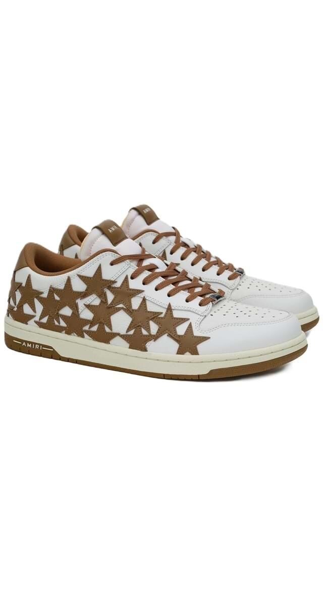 A inspiração rock’n’roll californiana continua no novo modelo da marca. Ténis Stars Low em pele, €630, Amiri.
