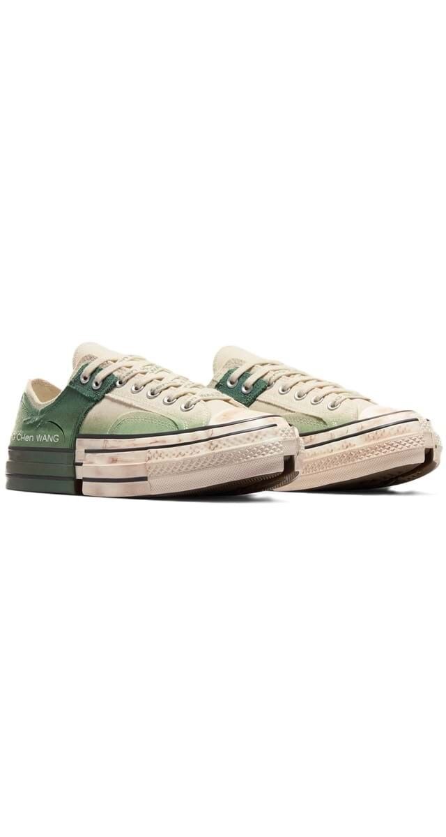 A designer chinesa sediada em Londres reinterpretou os clássicos Chuck Taylor Converse. Ténis em lona de algodão, €166,95, Converse x Feng Cheng Wang.