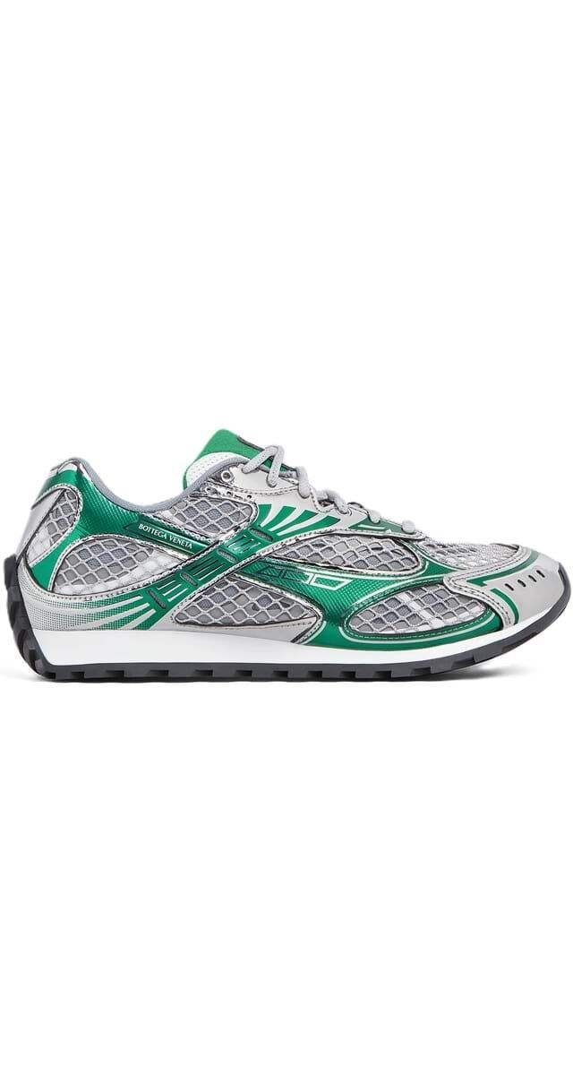 Os novos ténis de corrida, com especificações técnicas de excepção, da Bottega Veneta. Ténis Orbit em mesh, €790, Bottega Veneta.