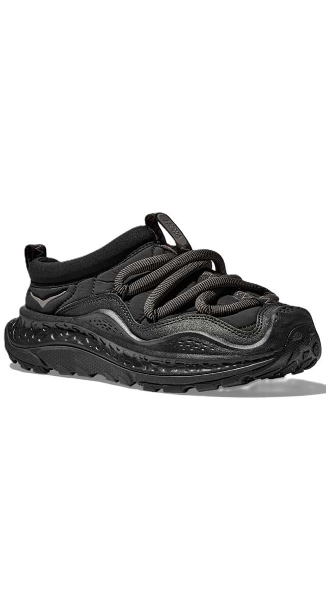 A marca de corrida de alta performance está a ganhar um novo estatuto cool com o novo modelo e as suas linhas. Tenis Ora Primo, €125, Hoka.