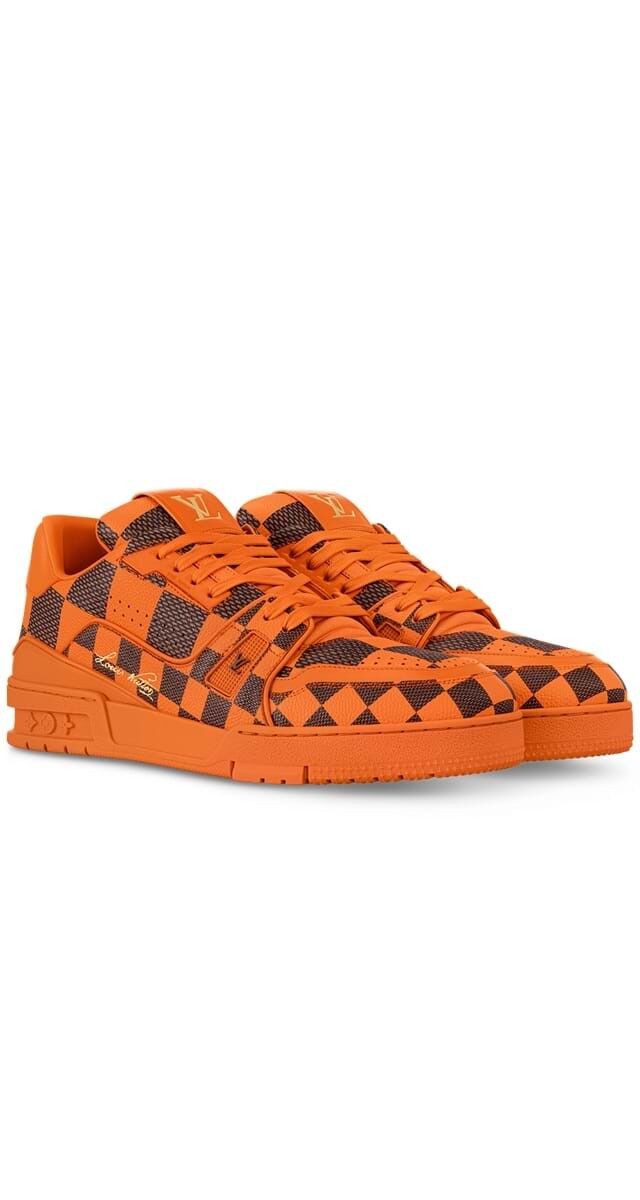 Os primeiros ténis desenhados por Pharrell Williams para a Louis Vuitton estão agora disponíveis. Ténis LV Trainer em pele Damier Pop, €1300, Louis Vuitton.