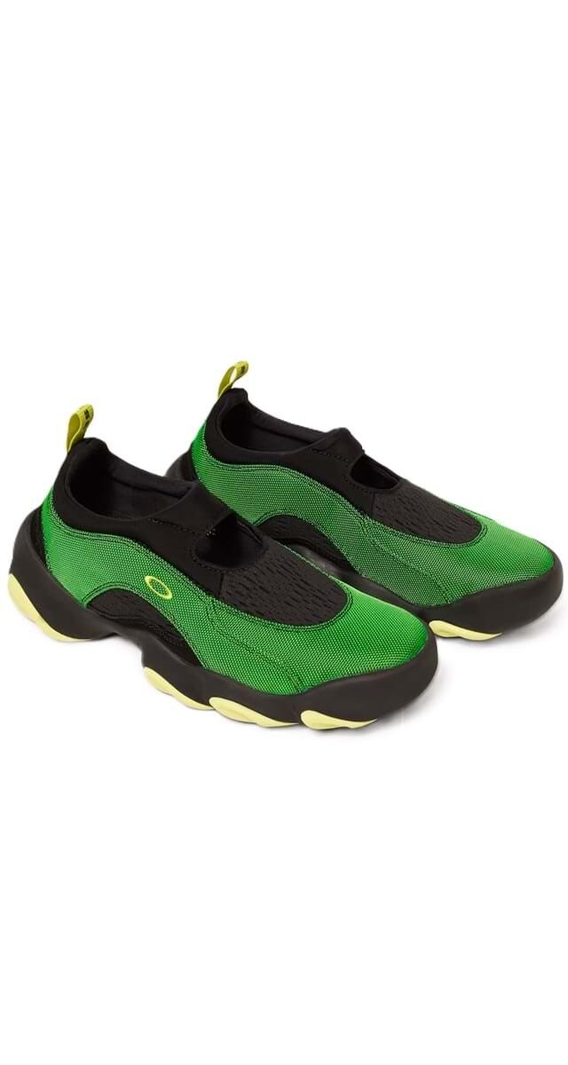 As linhas aerodinamicas tão conhecidas da marca são a mais valia do novo modelo Oakley. Tenis Factory Team Flesh, edição limitada, €180, Oakley.