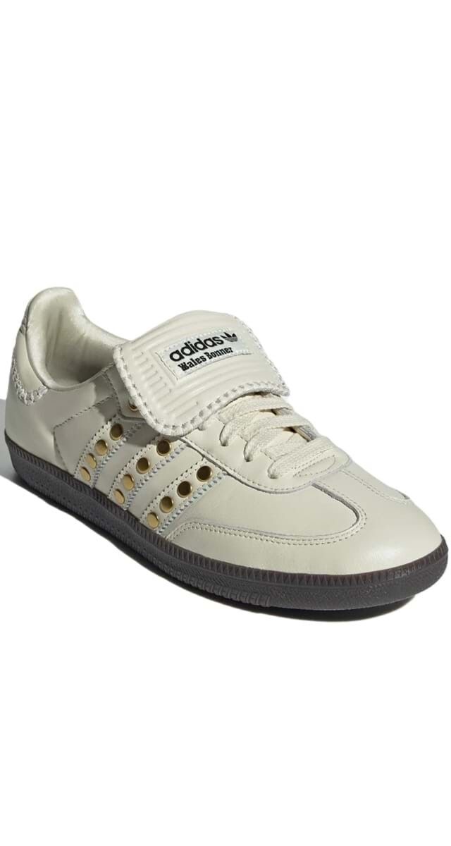 O novo modelo da colaboração entre a marca Wales Bonner e a Adidas é ultra-exclusivo e de edição super limitada. Tenis Samba Studded em pele com tachas, €274,95 Adidas, Originals por Wales Bonner.