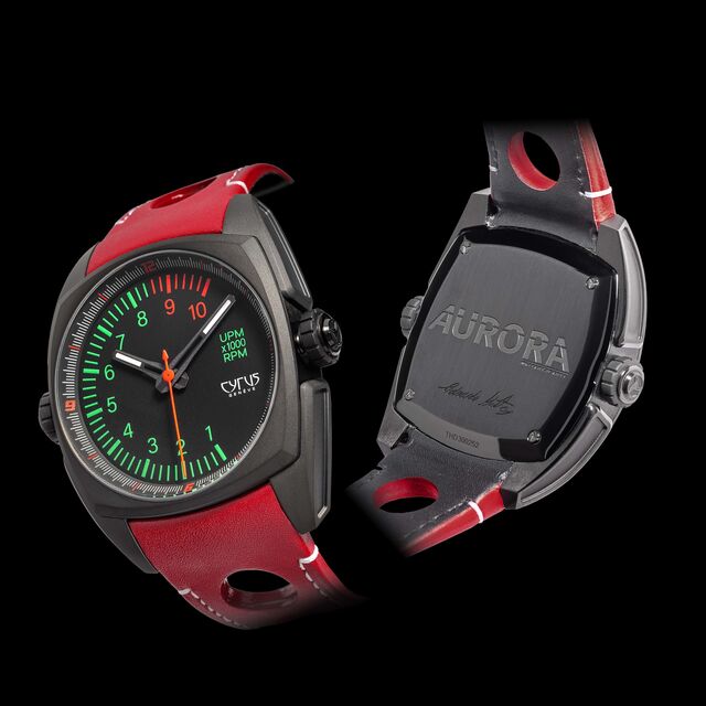 A pulseira perfurada em couro vermelho relembra também as cores do 906, acentuando ainda mais o lado "desportivo clássico" do modelo.