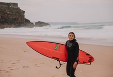 Maya Gabeira recorda o acidente que quase a afastou do surf e revela amuleto preferido