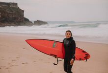Maya Gabeira recorda o acidente que quase a afastou do surf e revela amuleto preferido