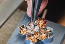 Cinco joias da coleção Frivole na Van Cleef & Arpels