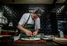 Jantar a quatro mãos no Feitoria com champanhe de luxo