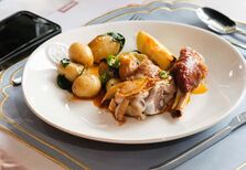 Receita. Cabrito no forno, espinafres, batatas e maçã assada pelo chef Vitor Sobral