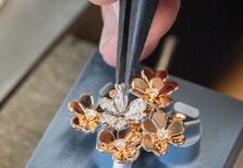 Cinco joias da coleção Frivole na Van Cleef & Arpels