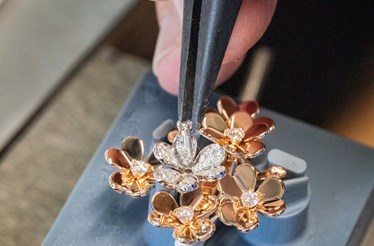 Cinco joias da coleção Frivole na Van Cleef & Arpels