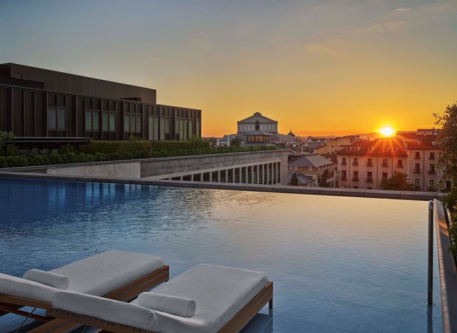 O Edition abre a maior piscina infinita num rooftop de Madrid.