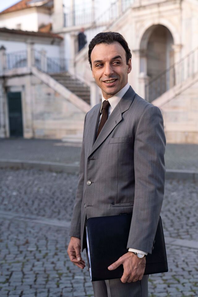 Composta por dois episódios, Sr. Rui é uma série portuguesa realizada por Leonel Vieira e protagonizada por um elenco de excelência.