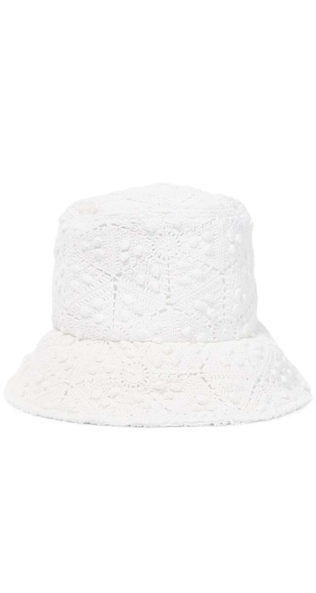 Chapéu em crochet, €307, Comme des Garçons Shirt.