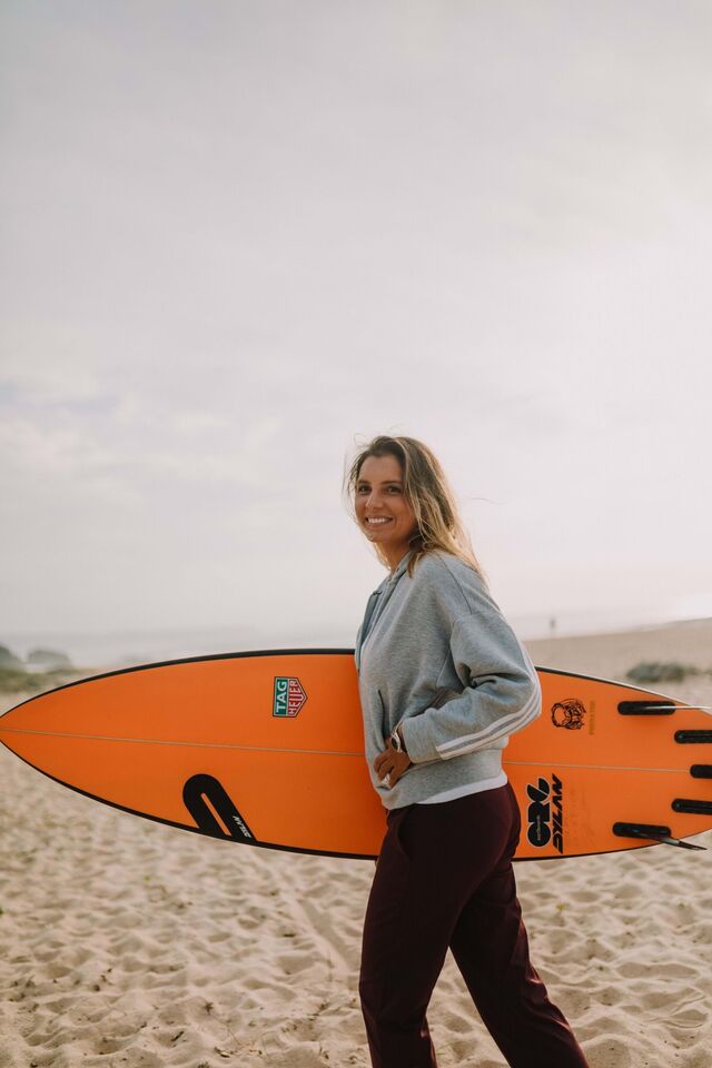 Foi só aos 14 anos que experimentou umas ondas na praia do Arpoador, no Rio de Janeiro, e as sapatilhas de pontas foram rapidamente trocadas pelas pranchas.