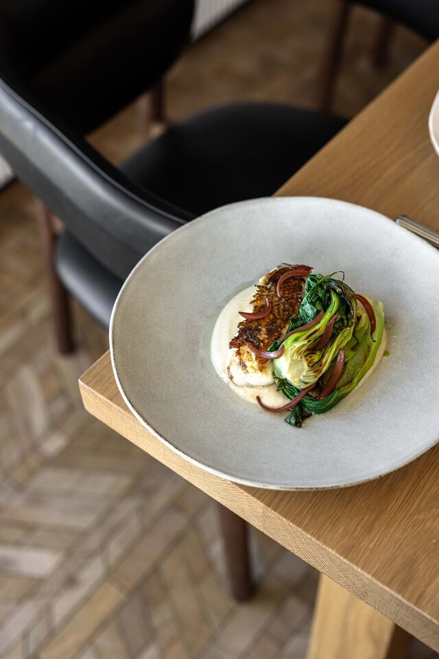 Garoupa selvagem, couve-flor, pak choi e cebola assada.
